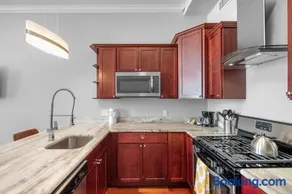 Modern 1BR with Rooftop Pool & Gym - Image 3