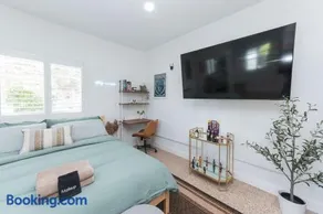 Renovated Stylish Guesthouse By Claremont With Private Patio - Image 3