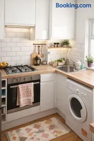 2BR Ground-Floor Flat with Free Parking - Image 2