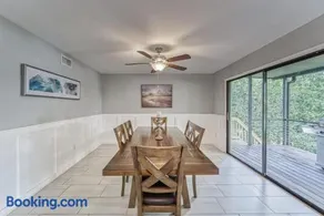 5 Large Bedrooms Game Room Patio - Image 5