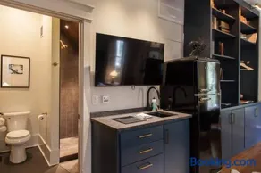Intimate Library Studio - Minutes to Forsyth Park - Image 2