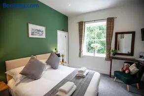 Bluebell Suite Greendale House - Parking - Gardens - Image 4
