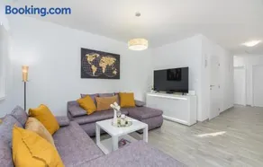 Apartment mit privatem Pool, Grill und Garten - Image 2