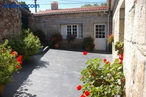 Vivienda tradicional con jardín y patio interior - Image 3