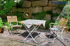 Charmant appartement entièrement équipé avec internet haut débit, terrasse et jardin | Vue jardin - Image 3