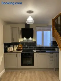 #105 The Old Bakery - Beautiful Cottage - 5 mins to Webb Ellis Rugby Museum - Sleeps 4 -" Perfect for Contractors and Small Families - Free Parking" - Image 4
