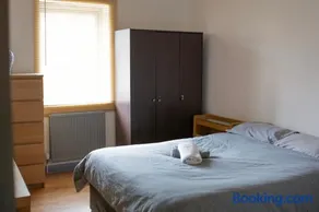 Well-equipped 4 Bedroom House close to City Centre - Image 4