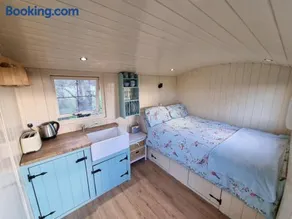 Delilah the shepherd's hut - Image 1