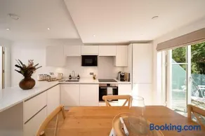 Clifftop Watch, River View and Balcony, 1 BR, Parking, Beach 10 min walk - Image 5