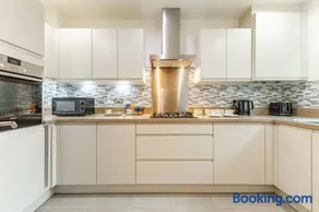 Heathrow House with Parking - Sleeps 5 near M25, Virginia Water, Thorpe Park & Legoland, Mid To Long Term Bookings Welcome - Image 4