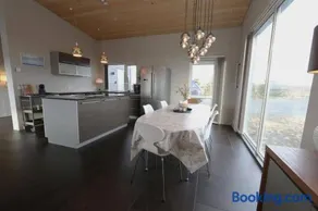 Modern 4BR Holiday Home with Hot Tub and Sauna - Image 2
