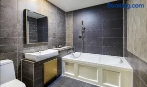 Hotel Pacific - Image 2