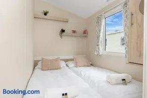 Starlink Wi-Fi Near Pool & Beach 3BR Seton Sands - Image 4