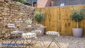 Cotswolds 2-bed cottage with garden, parking, central location - Image 3
