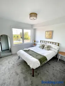 Luxury 3BR home with free parking, full kitchen in Stouffville Markham - Image 1