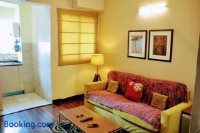 Studio Apartment with Green Lawn - Image 1