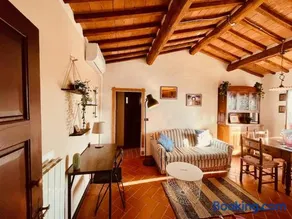Casina del Fabbro con Vista su Colline e Mare nel Borgo Medievale - Image 1