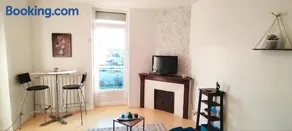 Location chambre spacieuse avec balcon et piscine - Image 1