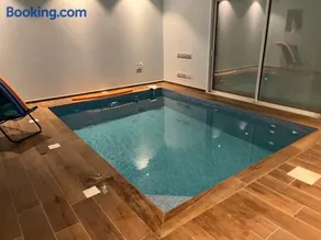 Maison avec piscine intérieure privée, buses de spa, jardin clos et parking - Image 2