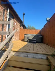 Countryside converted barn with hot tub and one parking space - Image 4