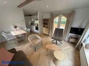 Chalet Casablanca, nieuwbouw op fantastisch 5-sterren vakantiepark met zwembaden - Image 2