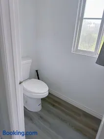 Big master bedroom private bathroom - Image 5