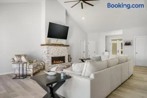 Mulligan Home - Waterfront, boat dock & community pools! - Image 4