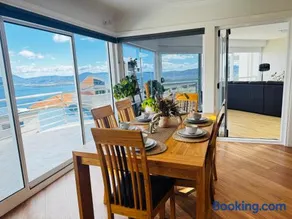 Panoramic Harbour Views Spacious 3BR in Sandy Bay with parking - Image 4