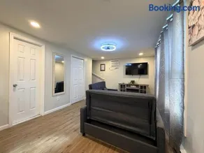 Modern Downtown Newton House Unit - Image 1