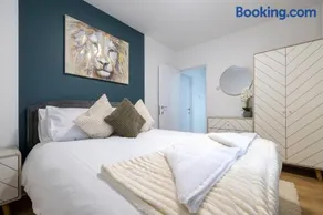 The Hove Retreat - Sleeps 10 - 4BR Coastal Escape - Image 1