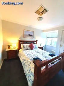 Adorable-secure 3 bedroom holiday home with Pool around the corner from The Miners Rest. - Image 2