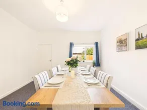 Nottingham Spacious Home 4 Bedroom Sleeps 7 Parking - Image 3
