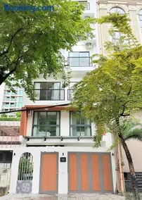 Modern Studio w Balcony Fox Living Suites - Image 2