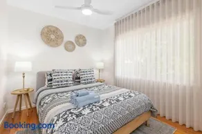 The Shack- Walk to beach, sleeping 4, fireplace, pet friendly! - Image 3