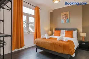 Station Side Sanctuary - 2BR Central Brighton Stay - Image 1