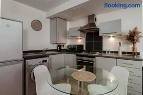 Open-plan Studio Apartment near Harbourside - Image 4
