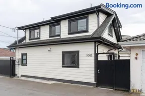 Sleek Coach House with Designer Kitchen - Sleeps 7 - Image 5