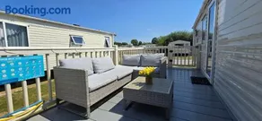 RJ Luxury Caravan Hire With Hot Tub - Image 3