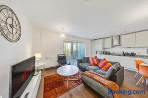 Stylish long & short stay flat with parking & Wifi sleeps 5 - Image 3