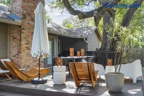 Newly Renovated North Austin Gem Yard BBQ - Image 2