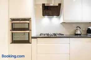 5 Bed House Heathrow Egham Virginia Water Sleeps 7 or Up To 8 If Sharing Beds, Mid To Long Term Bookings Welcome - Image 2