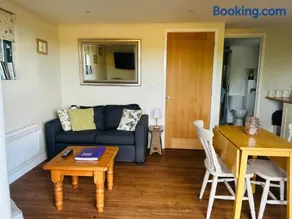 Secluded Log Cabin in beautiful private gardens - Image 2