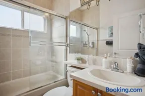 Bright and Comfy 4BR Home Ideal for Families - Image 1