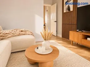 Magpie Retreat - Image 1