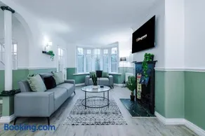 NEW! 4-Bed Home in Manchester by 53 Degrees Property, Ideal for Business & Long Term Contractor Stays, Sleeps 10! - Image 2
