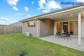 Modern 4BR Home Peaceful Logan Reserve Stay - Image 2