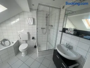 Weißes Apartmenthaus am Kanal - Image 1