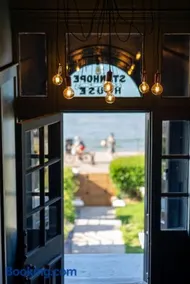 Stylish Summer Escape - Beautiful Coastal Luxury with Panoramic Ocean Views - Image 2