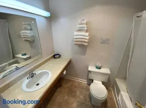 West Lake Grandvue Inn - Image 2