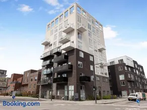 Sanders Arena - Chic Three-Bedroom Apartment Close to Metro Station - Image 3